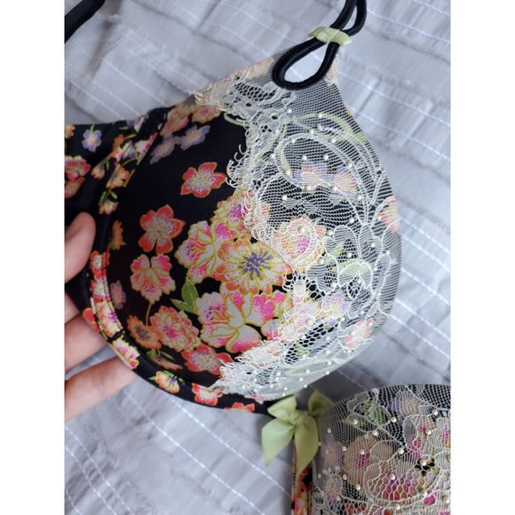 Victoria Secret beautiful bra size 34C - Picture 3 of 8